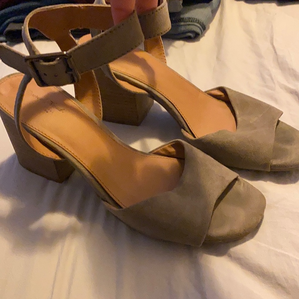 Universal Thread Taupe Wedges Size 8
